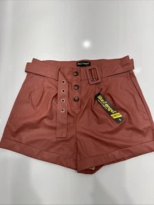 Neu mit Etikett Damen Burgundi Shorts mit Gürtelknöpfen wie ein Engel Größe L - Bild 1 von 4