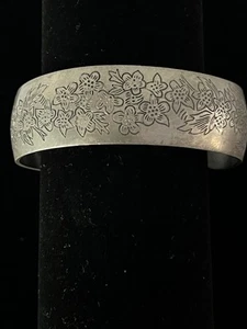Bracciale Vintage Larkspur Floreale Inciso Peltro Leonard Largo Tono Argento - Foto 1 di 16