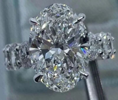 Anillo de compromiso de moissanita VVS1 de corte ovalado de 7 quilates enchapado en oro blanco de 14 quilates Foto 1 de 4