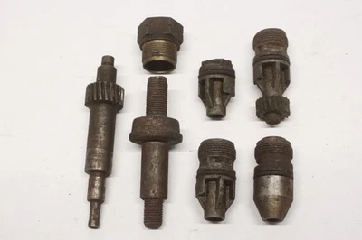 Lote de piezas mecánicas de fábrica adaptadoras de transmisión de velocímetro Chevrolet GM vintage Foto 1 de 3