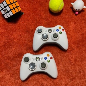 Coppia X2 Controller Originale XBOX 360 Wireless Bianchi - Foto 1 di 8