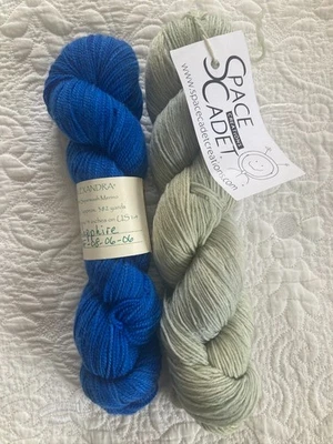 LOTE DE 2 hilos de lujo teñidos indie Spirit Trail Space Cadet SW Merino verde azul Foto 1 de 4