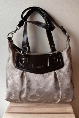 Bolsa de ombro Coach Ashley couro pontilhado lona 2 vias bege marrom F20068 - Imagem 1 de 4