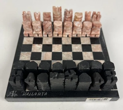 Juego de ajedrez azteca piedra tallada a mano tablero de viaje rosa negro firmado Pto Vallarta Foto 1 de 4