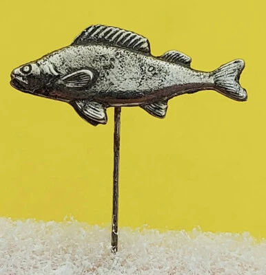 Insignia de pez vintage, alfiler, solapa, metal tono plata insignia trucha pescador Foto 1 de 2