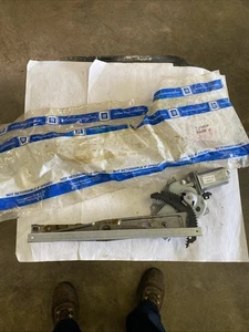 1991-96 Chevy Caprice Or Buick Roadmaster LR Window Regulator Assembly NOS. - Picture 1 of 7