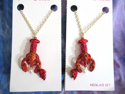 JUEGO COLLAR BETSEY JOHNSON TONO DORADO BEST FRIENDS LANGOSTA ROJA/CORAZÓN NUEVO CON ETIQUETAS Foto 1 de 4