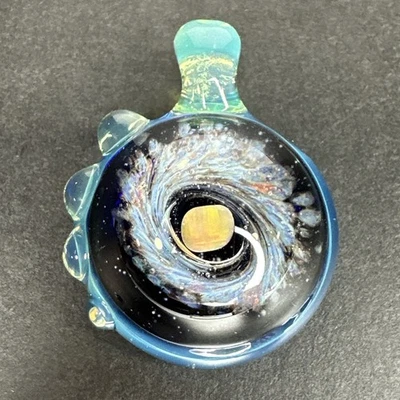 Colgante de vidrio artístico soplado a mano galaxia del espacio exterior + colgante embriagador de borosilicato de ópalo Foto 1 de 4