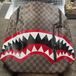 SPRAYGROUND SLEEK SHARKS IN PARIS (BRAUN) LIMITED EDITION - Bild 1 von 6