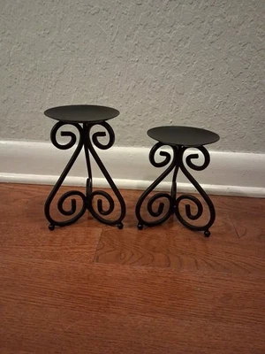 Juego de 2 candelabros de metal negro para velas de pilar Foto 1 de 4