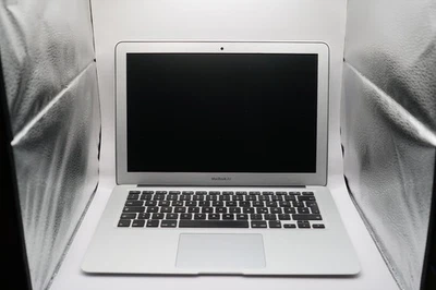 Apple MacBook Air 13" (Anfang 2015) – 1,6 GHz Dual-Core Intel Core i5, 8 GB RAM - Bild 1 von 4