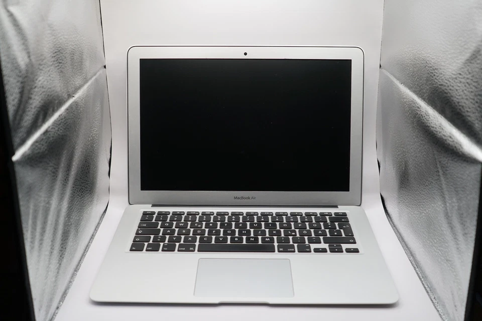Apple MacBook Air 13" (Anfang 2015) – 1,6 GHz Dual-Core Intel Core i5, 8 GB RAM - Bild 1 von 4