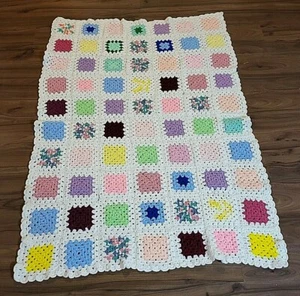 Vintage Quilt Afghan gehäkelt Granny Square 42" x 60" Decke Überwurf weiß multi - Bild 1 von 5