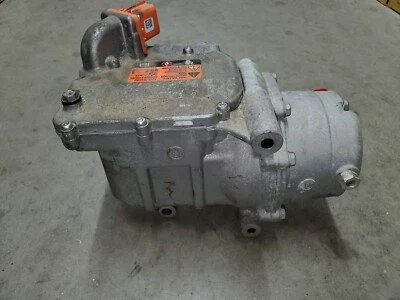 Compresor de aire acondicionado OEM de un Chevrolet Volt 2016 Foto 1 de 4