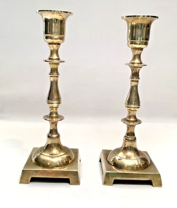 "Juego de colección de 2 candelabros con patas de latón base cuadrada Seiden Int India 7,2""" - Imagen 1 de 4