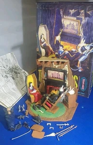 The Munsters Living Room Model 1997 Playing Mantis Polar Lights Already Built - Picture 1 of 8