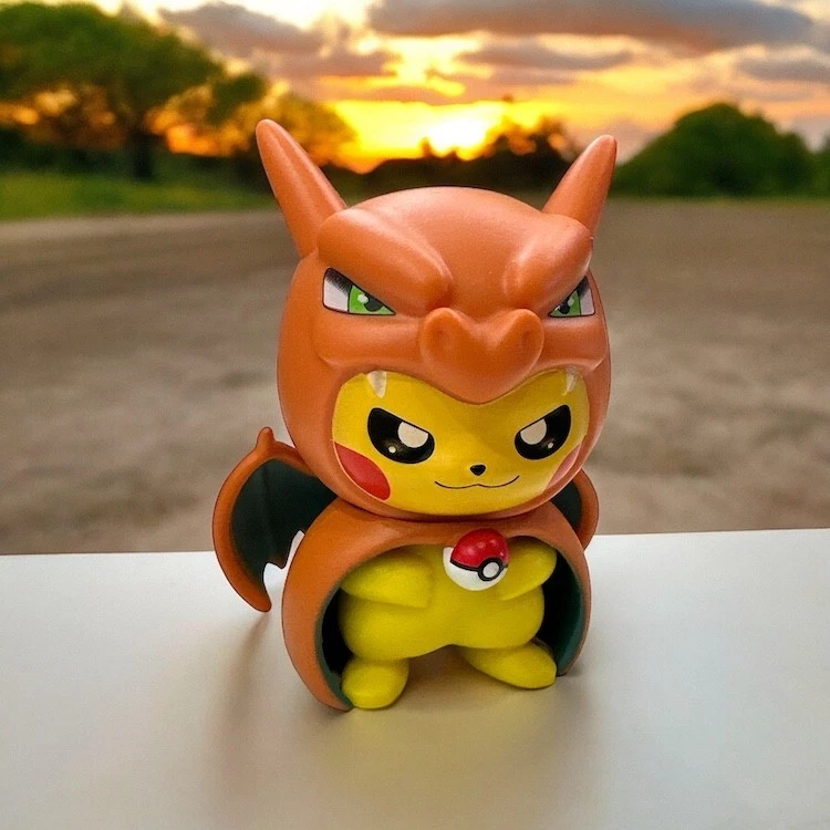 PIKACHU IN COSPLAY DI CHARIZARD MINI FIGURE 8 CM DI POKEMON - Immagine 1 di 1