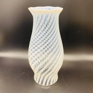 Vtg White Opalescent Art Glass hurricane Chimney Optic Swirl 9.5” Tall - Imagen 1 de 10