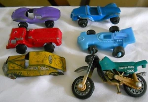VINTAGE LOT OF 6 METAL AND PLASTIC MINI VEHICLES  CARS AND 1 MOTORCYCLE - Picture 1 of 4