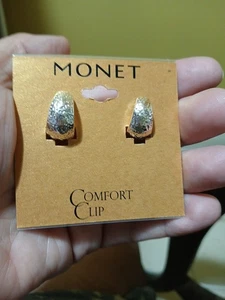 Pendientes de aro MONET con textura de plata con guijarros nuevos en tarjeta clip cómodo - Imagen 1 de 6