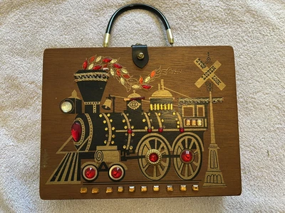 Cartera de madera para caja de cigarros - Diseño de tren estampado con joyas de disfraz  Foto 1 de 4