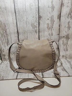 Bandolera Cavalcanti Cuero Sillín Beige Tachonado Envejecido Foto 1 de 4