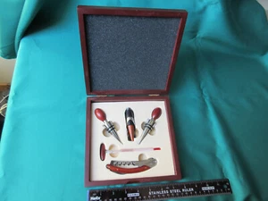 Wine Sommelier bar set in beautiful wood effect box - Picture 1 of 4
