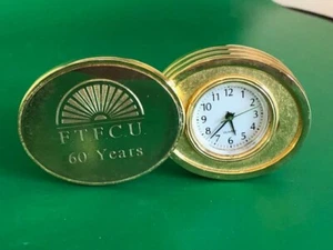 First Tech Federal Credit Union 60 Jahre Werbung goldfarbene Uhr 2 x 1,5" - Bild 1 von 6