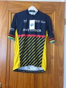 MILLTAG BRANDNEU ERWACHSENE FAHRRAD RADTRIKOT SHIRT OBERTEIL GRÖSSE LARGE VIELE LOGOS - Bild 1 von 16