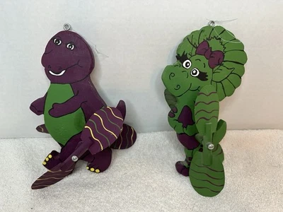 Decoración de pared vintage Barney & Baby Bop madera pintada a mano colgante con hélices Foto 1 de 4