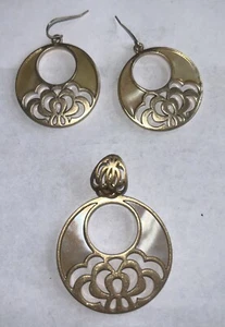 LIA Sophia Mother of pearl enamelgold satin open work flower earrings pendant - Picture 1 of 4