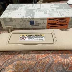 94-02 Mercedes W210 2108100710 Parasol Iluminado Izquierdo Beige Tostado Fabricante de Equipo Original - Imagen 1 de 6