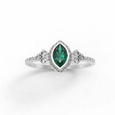 Anillo de compromiso con halo de diamantes esmeralda verde creado en laboratorio de 2 quilates de oro blanco de 14 quilates Foto 1 de 2
