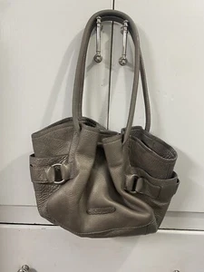 Bolso de hombro Cole Haan de cuero granulado metálico - Imagen 1 de 9