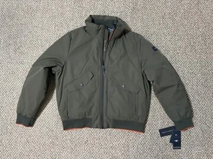 Chaqueta cortavientos Tommy Hilfiger TH Flex verde oliva para hombre talla L/grande $225 - Imagen 1 de 10