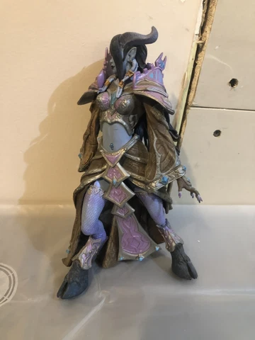 Tamuura Draenei Mage Figure DC Unlimited World of Warcraft Series 3 (Damaged) Cover
