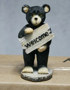Estatuilla pequeña de oso negro con letrero de bienvenida de 4" de alto | Estatuilla coleccionable - Imagen 1 de 7