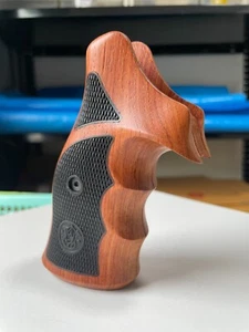 Cool! Two Tone Wood Target Grips for S&W K/L frame Round Butt 686 Checker close - Picture 1 of 8