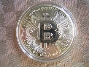 BITCOIN Kryptomünze sIlber + Münzkapsel / Sammelmünze / Deko / Bitcoin Fans - Bild 1 von 2