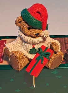 Vintage Hallmark Teddybär Strumpf Hänger weiß Pullover rot Nikolausmütze & Geschenk - Bild 1 von 10