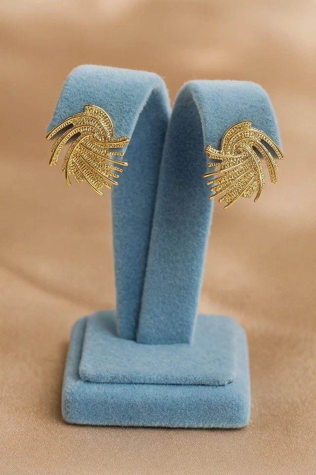 Pendientes de plumas Anthropologie de colección Art Nouveau oro declaración tachuela texturizada boho Foto 1 de 4