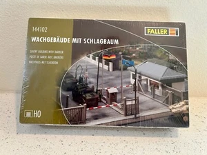 144102 Faller HO Scale 1:87 Kit of Military Sentry Building with Barrier SEALED - Picture 1 of 5