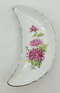 DE COLECCIÓN ~ Plato 'Huesos' de media luna de porcelana de hueso blanco con adornos dorados y gráfico de mamá - Imagen 1 de 10