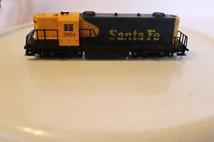 HO Scale AHM, Diesel Locomotive, Santa Fe, Blue & Yellow #2654 - Picture 1 of 5