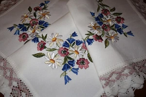 Schöne Mitteldecke-Handarbeit-Stickerei-Blumen-Spitze-Tischdecke-Neu - Bild 1 von 9