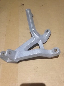 Honda VFR400 NC30 rechtsseitig Pillion Stifthalterung - Bild 1 von 3