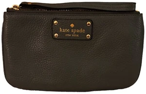 Muñequera Kate Spade New York Chrissy Berkshire Road en cuero granulado gris oscuro - Imagen 1 de 4