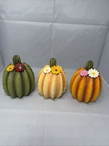 Lot of 3, PUMPKIN CACTUS Figures, Orange Green Beige, 4.5” Tall, Flowers, Resin - Foto 1 di 6