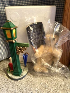 Steiff Splash Bear 665998 with Lamp post and stand. New / Open Box - Picture 1 of 9