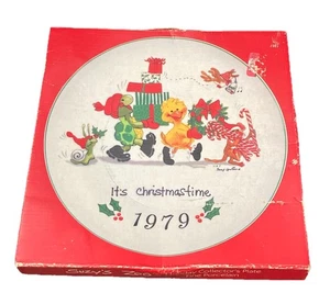 NUEVO Plato de Navidad Coleccionable Vintage 1979 Suzy’s Zoo - Imagen 1 de 5